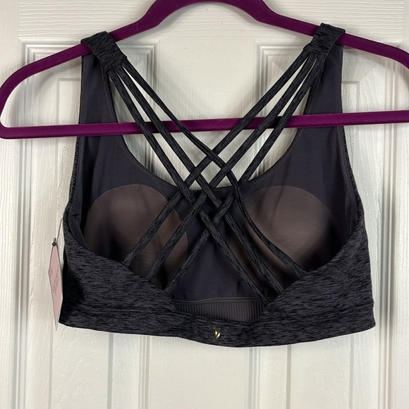 NWT Victoria’s Secret sports bra size medium. Minimum support. 4 way stretch - Picture 3 of 6